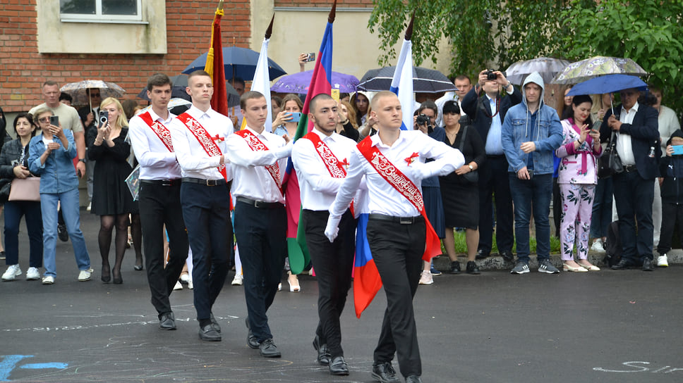 Выпускники вынесли флаги России, Краснодарского края, Краснодара и лицея
