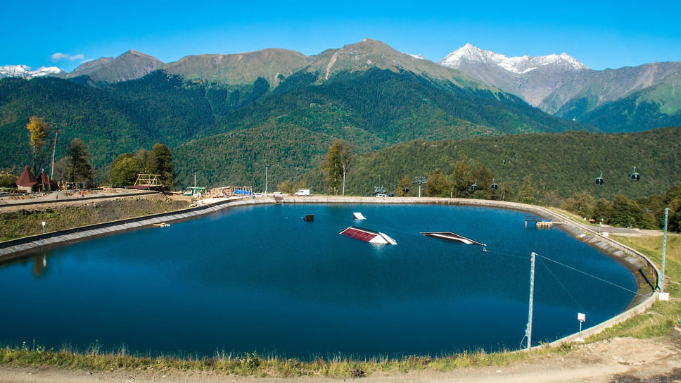 Озеро на курорте наполняется водой из горного ручья
