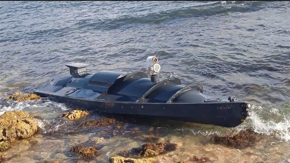 За сутки до атаки на Крымский мост в Севастополе отразили массированную атаку летающих дронов и беспилотных надводных катеров, предположительно, аналогичных представленному на фото
