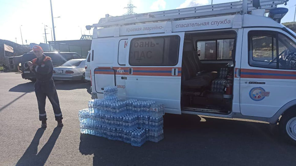 Для людей, оставшихся в пробке у Крымского моста, организовали подвоз питьевой воды
