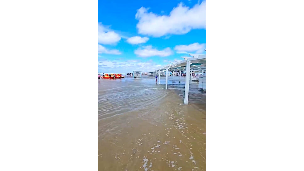 В Анапе пляжи полностью ушли под воду

