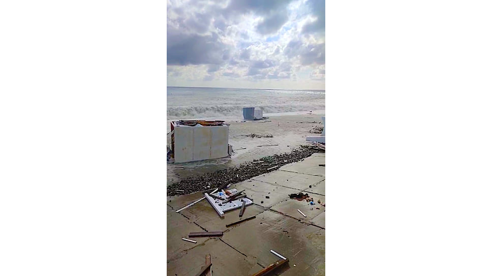 В Адлере на пляже «Бархатные сезоны» медпункт смыло в море
