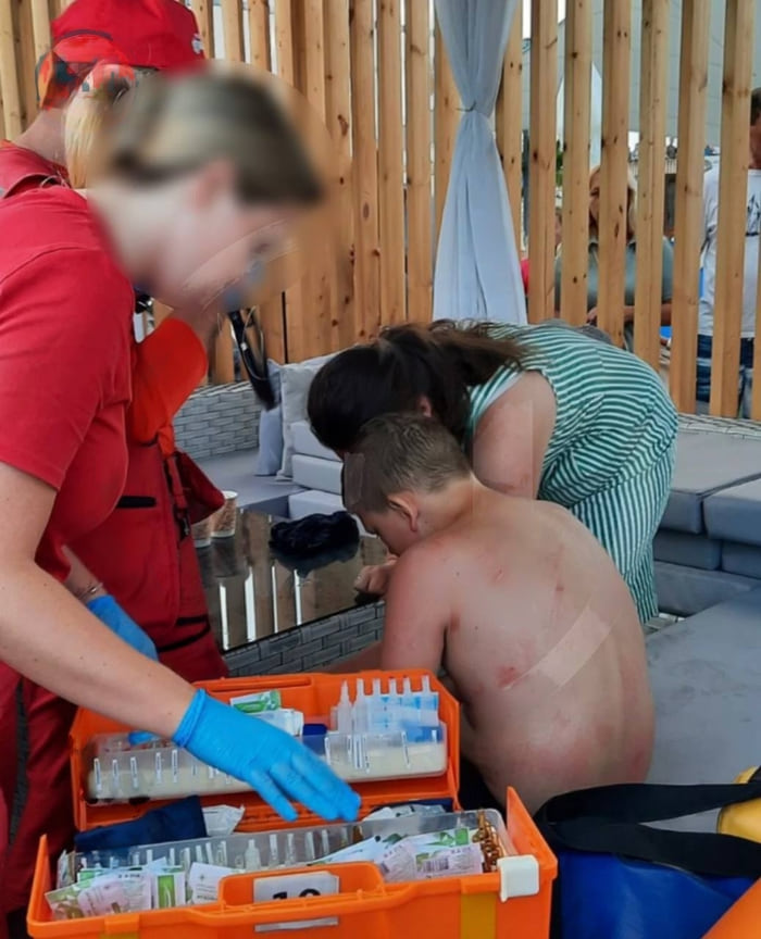 Мальчика, которого на пляже в Сочи унесло огромной волной в море, смогли вытащить из воды трое спасателей
