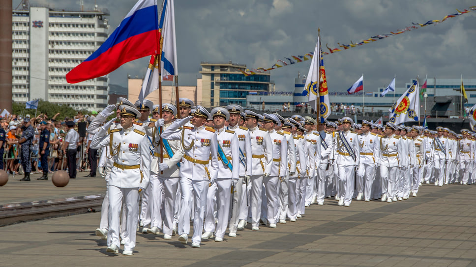 День ВМФ начался с морского парада
