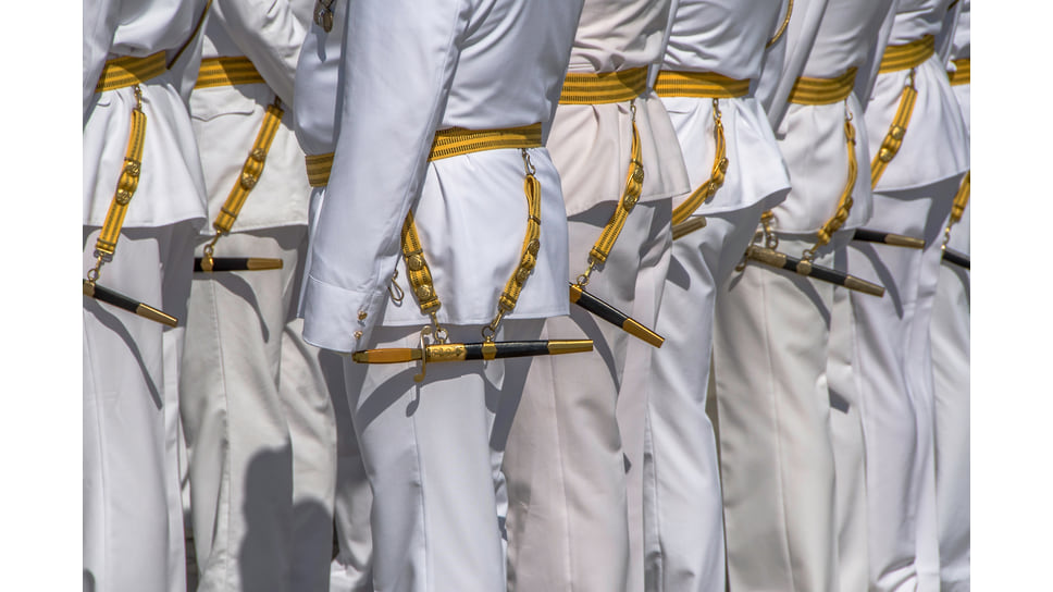 Белоснежный — цвет парадной формы военных моряков
