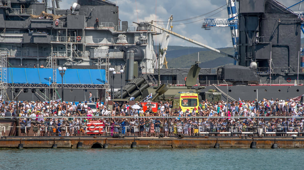 На Форумной площади в День военно-морского флота собрались тысячи зрителей
