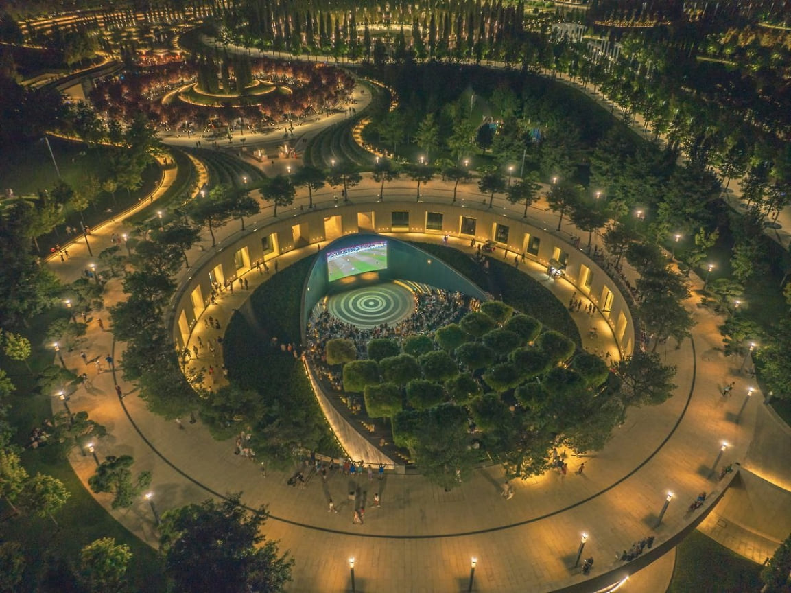 Через год вокруг стадиона появился парк «Краснодар», негласно известный как «Парк Галицкого»
