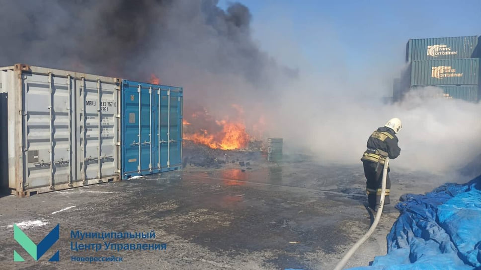 В этот же день в Новороссийске на территории грузового терминала загорелись деревянные поддоны и бочки с нефтепродуктами
