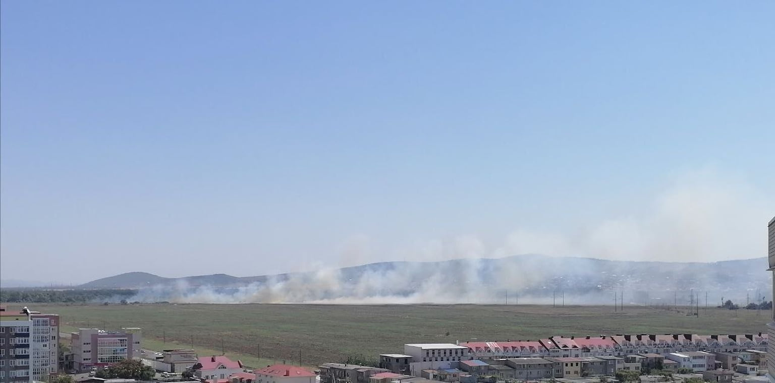 Позже очевидцы сообщили о горящем поле в районе Супсехского шоссе
