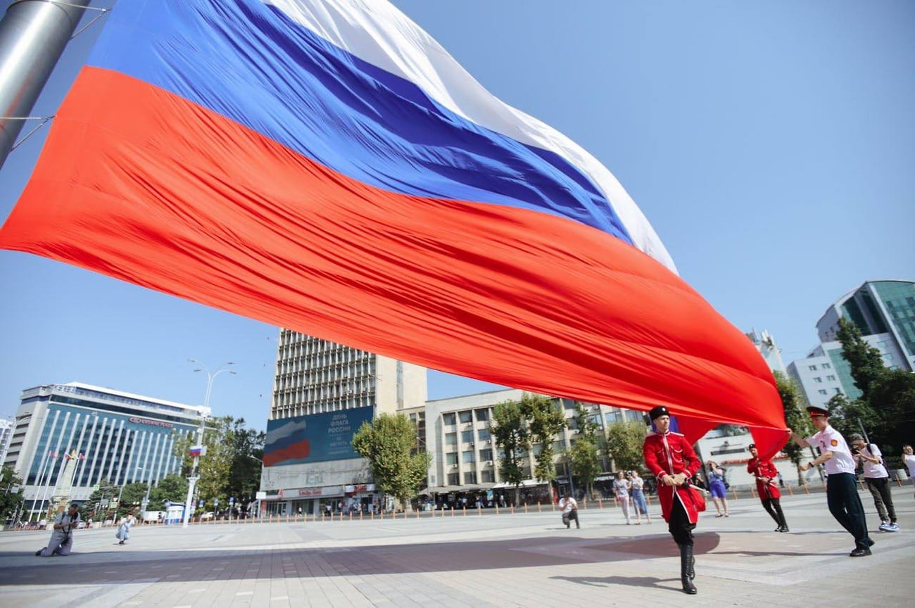На главной городской площади Краснодара подняли российский триколор. Торжественная церемония поднятия триколора стала центральным событием в городе и открыла праздничный день
