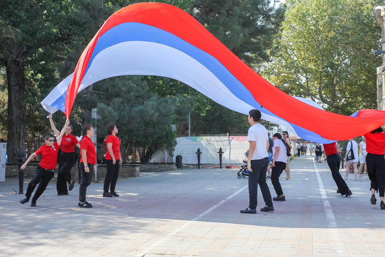 Церемония развертывания флага России в Анапе

