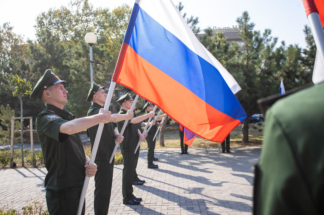В сквере «Россия» возле флагштока в Анапе провели торжественное мероприятие, посвященное Дню государственного флага России
