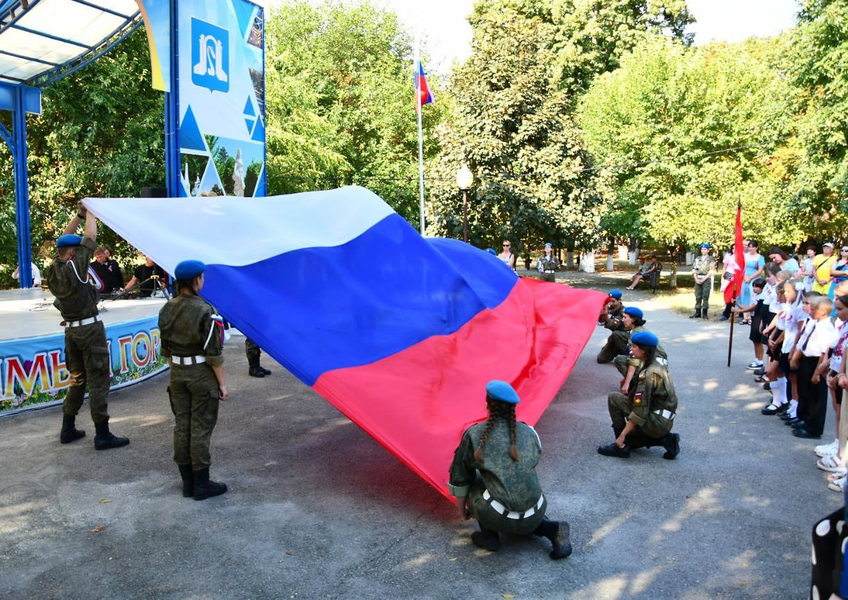 День Государственного флага РФ в Горячем Ключе отметили торжественным вступлением школьников в ряды юнармейцев
