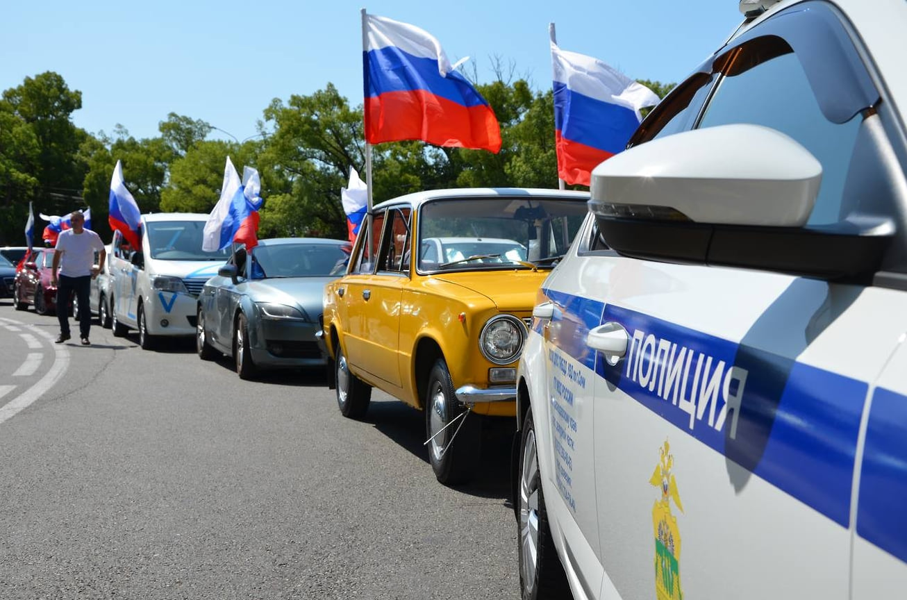 В честь праздника колонна из 50 автомобилей с флагами РФ проследовала по Курортному проспекту Сочи
