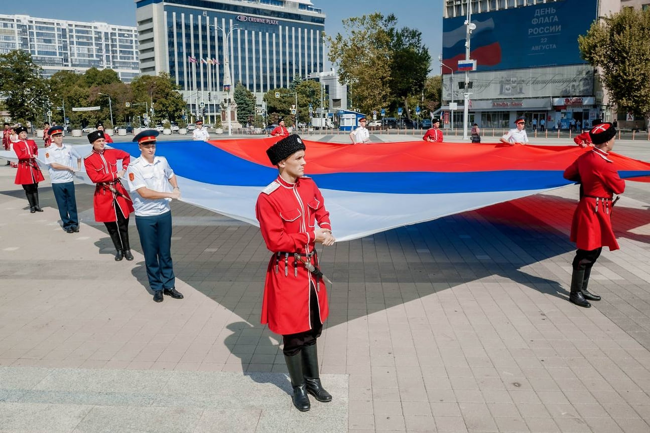 Полицейские Краснодара приняли участие в патриотическом мероприятии в честь государственного флага РФ

