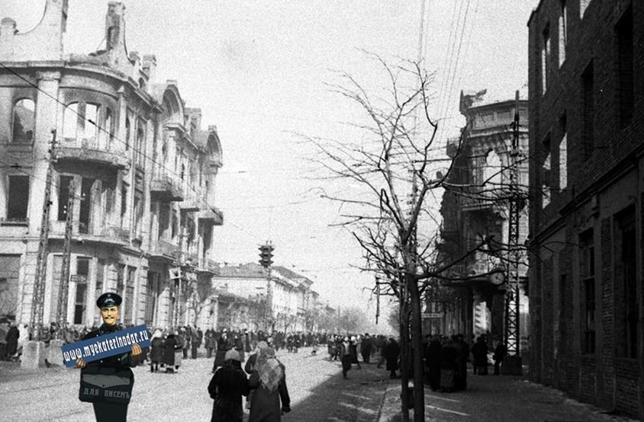 Разрушенные здания на перекрестке улиц Красной и Мира (вид на север). 1943 год