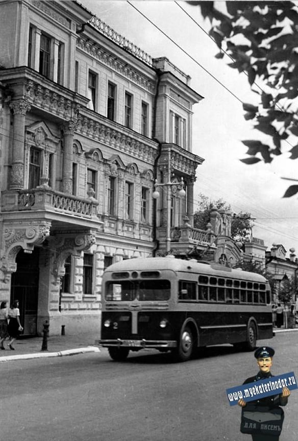 Восстановленное после войны здание по улице Сталина, 32 (сейчас Красная, 24 – Дом со львами)