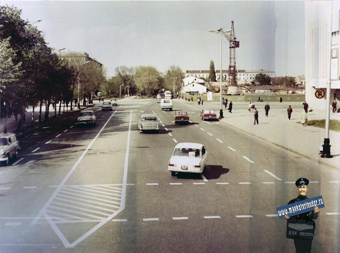 Улица Красная от ул. Клары Цеткин до ул. Дружбы (сейчас от ул. Длинной до ул. Буденного). Март 1971 года