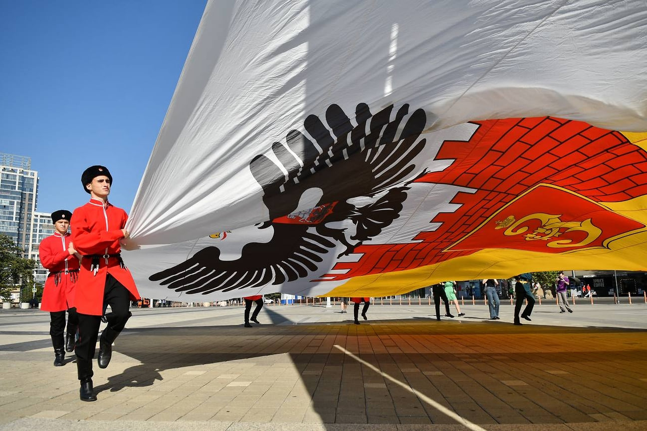 Мероприятия в честь 230-летия Краснодара стартовали с поднятия флага на Главной городской площади. Церемония сопровождалась гимном города
