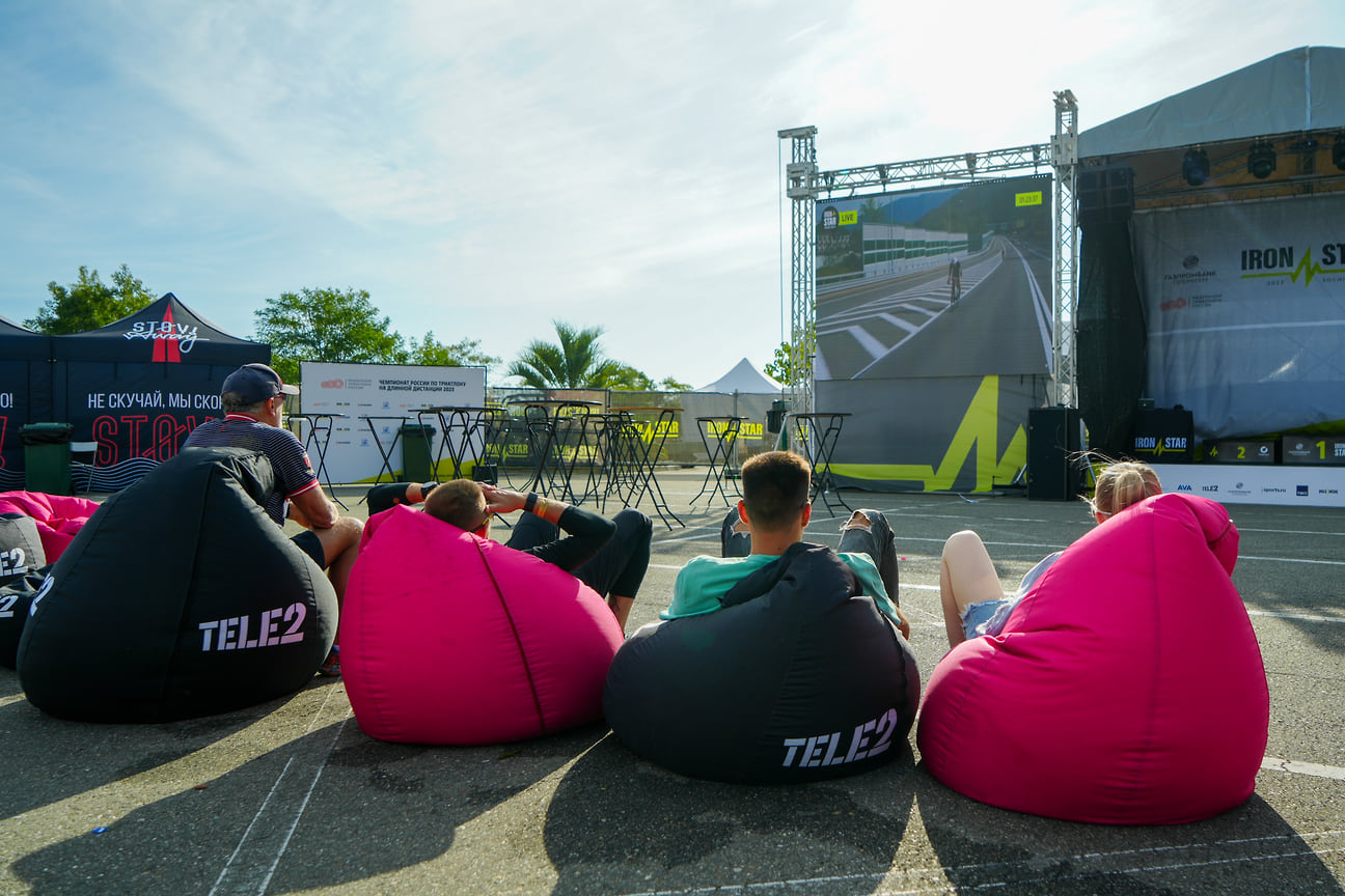 На экране главной сцены оператор Tele2 вел прямую трансляцию всех этапов соревнований. Болельщики, которые не приехали в Сириус, могли подключиться к ней в соцсетях
