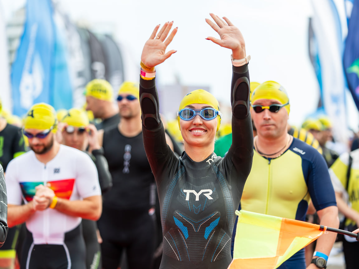 Фестиваль стартовал с заплывов на открытой воде SWIMSTAR на дистанциях 1 и 2 морские мили, а также детских и женских забегов