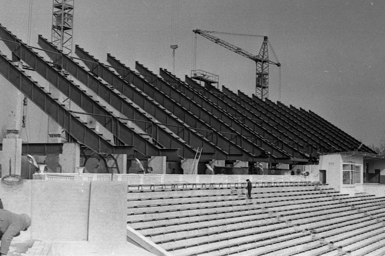 После реконструкции 1980 года (надстройки верхних ярусов) максимальная вместимость стадиона поднялась до 50 тыс. человек. 1980 год
