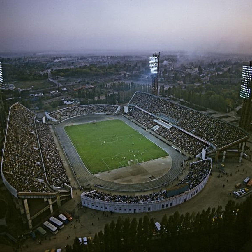 Размер игрового поля на стадионе: 104 м х 70 м., газон естественный, травяной с подогревом, 1981 год
