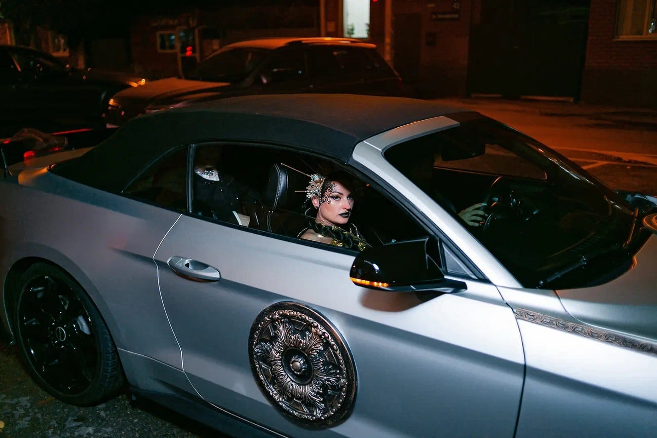 Самая дорогая гостья» Art Night бизнес-психолог Раиса Татаренко приехала на вечеринку на Ford Mustang, украшенном золочеными вензелями