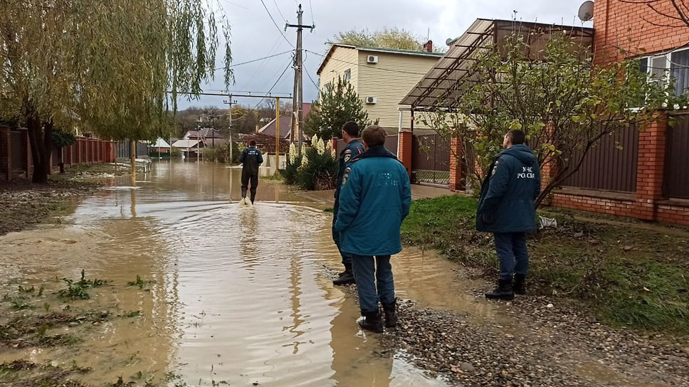 Глава Горячего Ключа Сергей Белопольский поручил сформировать мониторинговые группы для обхода домовладений. К работе приступили с утра 25 ноября