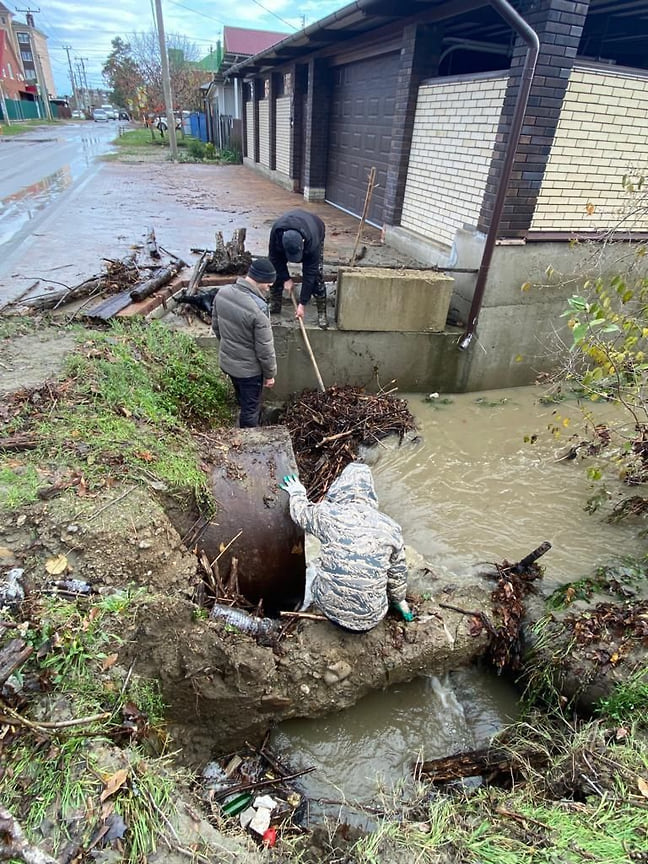 ЦРЭС расчищает ерики — потоками воды в ливнеотводы нанесло ветки, доски и различный мусор