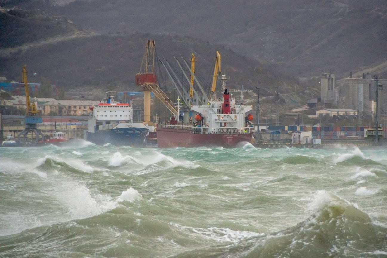 Волны в Новороссийске достигали 10 метров