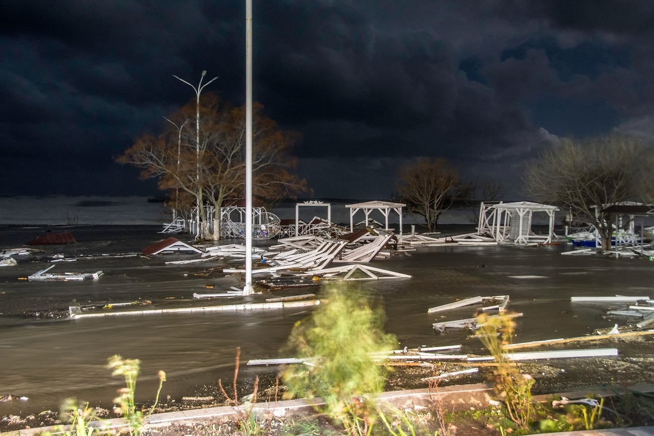 В Новороссийске сильный шторм размыл пляж Широкая Балка