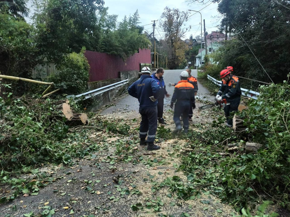 В Лазаревском районе Сочи устраняют последствия шторма
