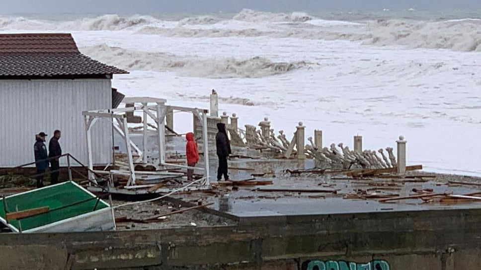 В Туапсинском районе серьезно пострадала пляжная инфраструктура и набережные