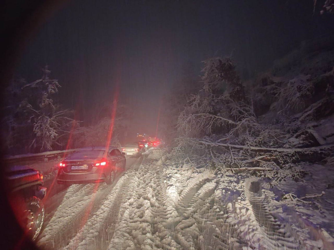 В Краснодарском крае 14-15 февраля прошли обильные снегопады. Из-за непогоды на федеральных трассах образовались пробки