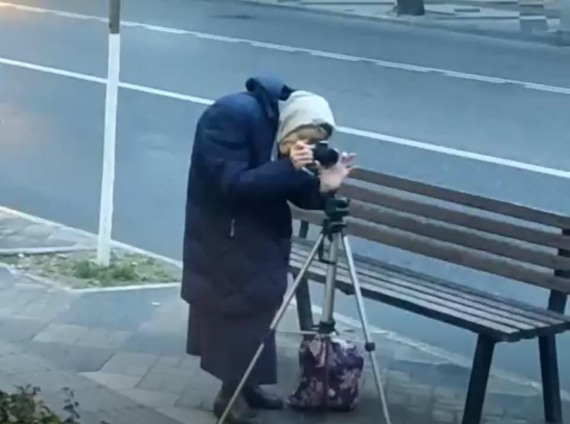 В марте 81-летняя женщина в платочке, фотографирующая Краснодар, стала звездой интернета благодаря случайному ролику