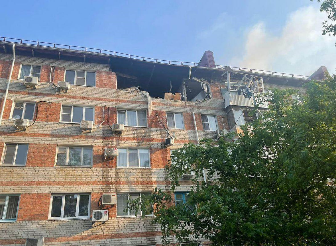 В Краснодаре 24 мая в пятиэтажном доме №18 по улице Клинической произошел взрыв газа. Из дома эвакуировали 45 жителей, в результате ЧП пострадала одна из жительниц