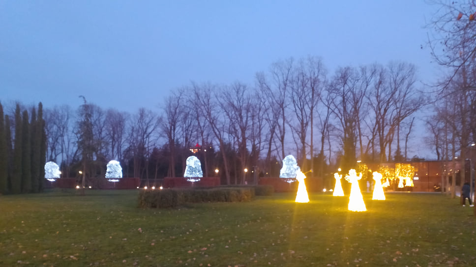 Яркие фигуры ангелов в центральной части парка