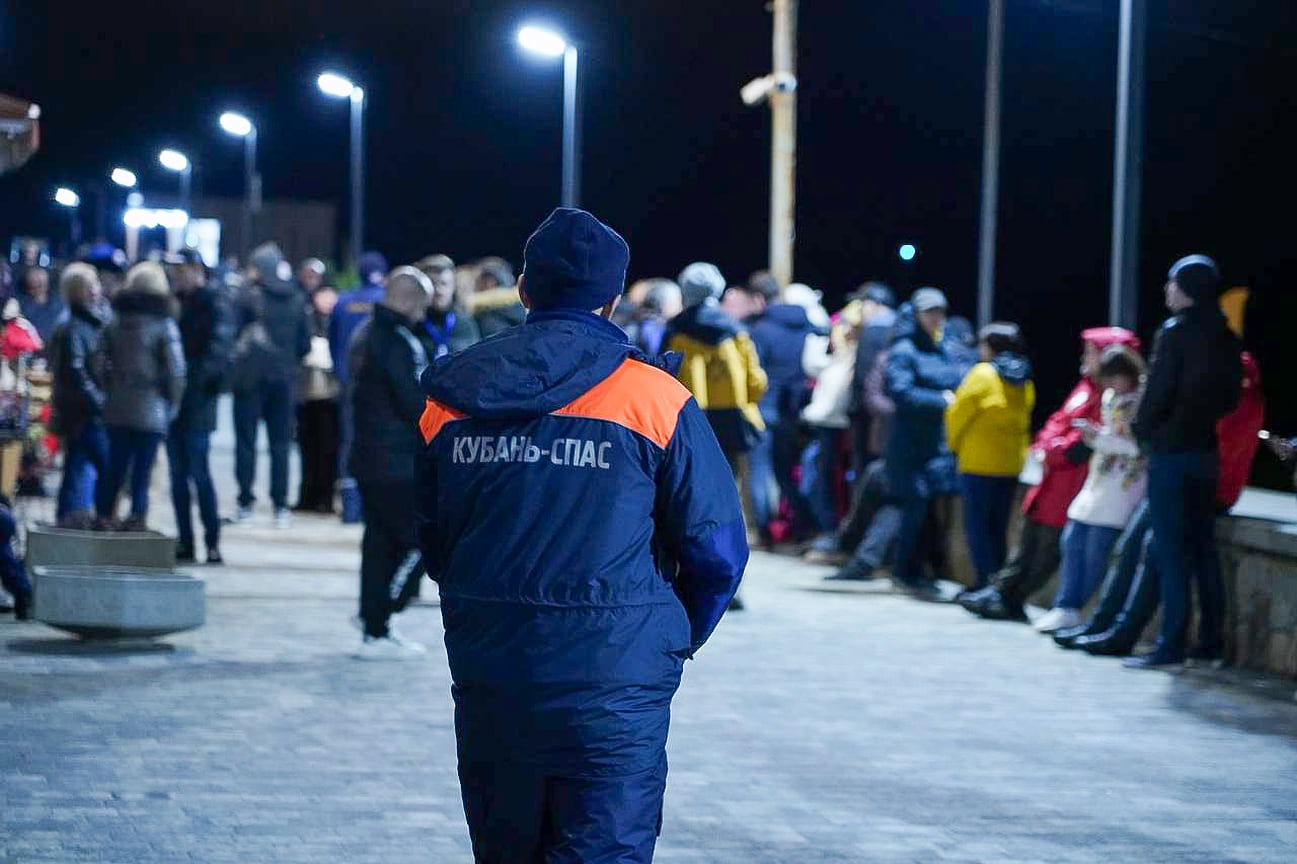 Безопасность в местах омовений обеспечивали сотрудники полиции, казаки, спасатели и медики