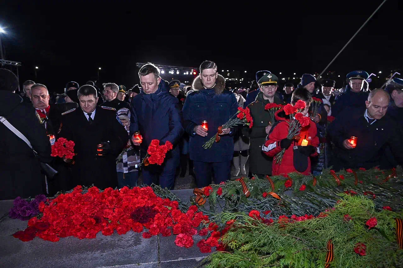 Участники Крестного хода, в числе которых руководство города и края, возложили цветы к мемориалу «Малая земля»
