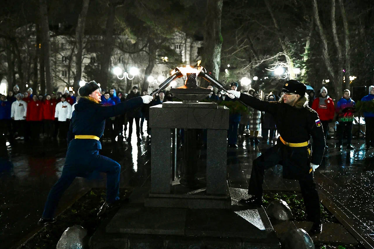 Традиционная акция «Бескозырка» началась в 23:00 на площади Героев, где были зажжены два факела