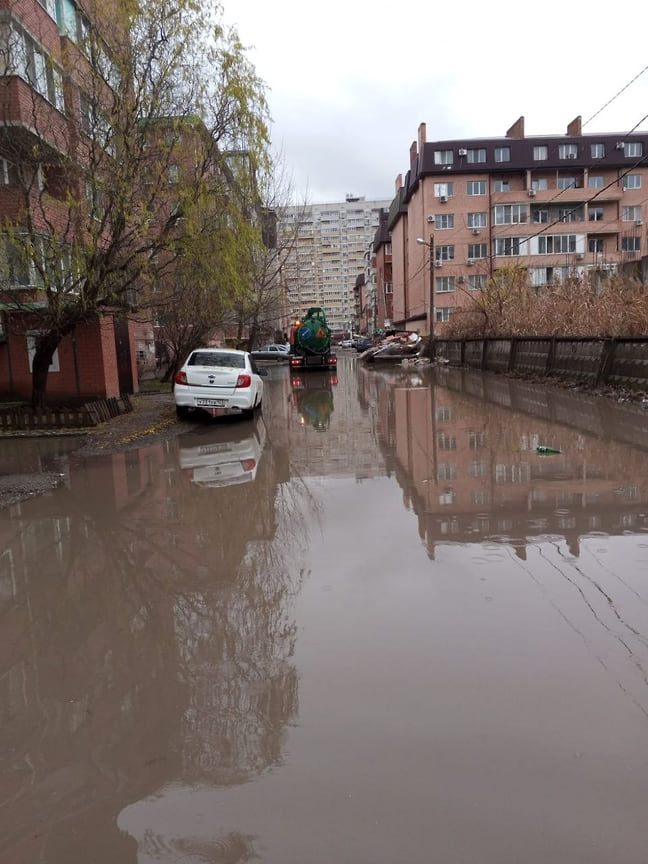 На улицах Музыкального микрорайона Краснодара работает водооткачивающая техника, декабрь 2023 года