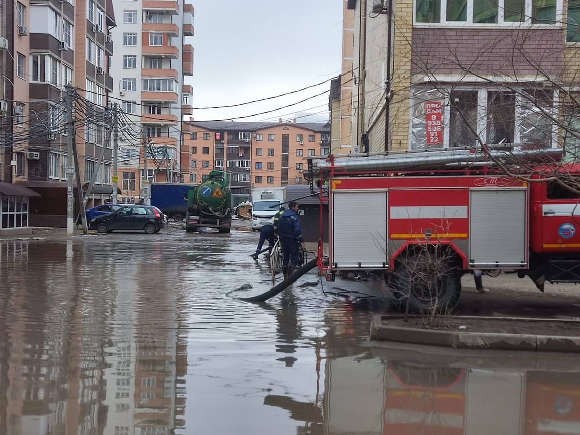 Специалисты городских служб устраняют подтопления на улице имени Мусоргского, 2 февраля 2024 года