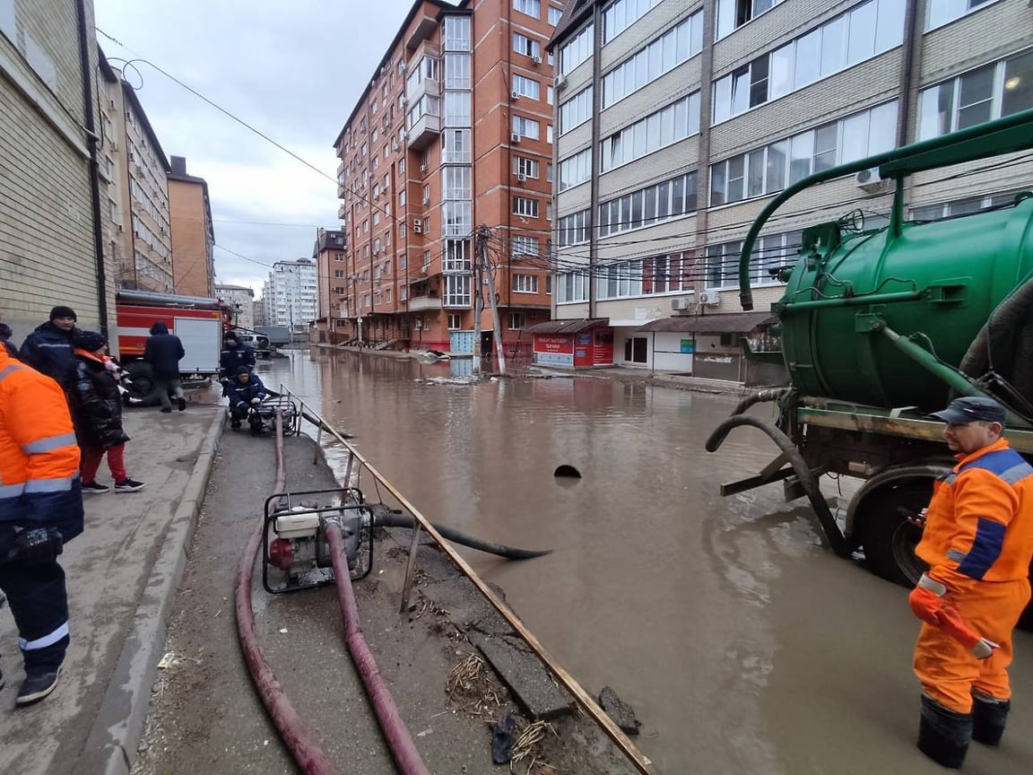 Специалисты городских служб устраняют подтопления на улице имени Мусоргского, февраль 2024 года