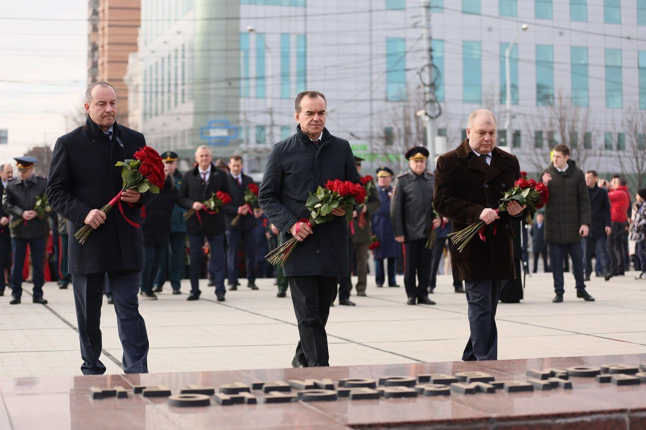 На Площади памяти Героев губернатор Кубани Вениамин Кондратьев возложил цветы к Вечному огню в Краснодаре