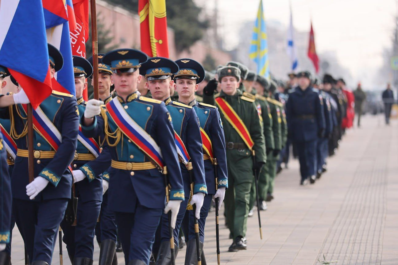 По площади торжественным маршем прошли военнослужащие Краснодарского гарнизона и казаки