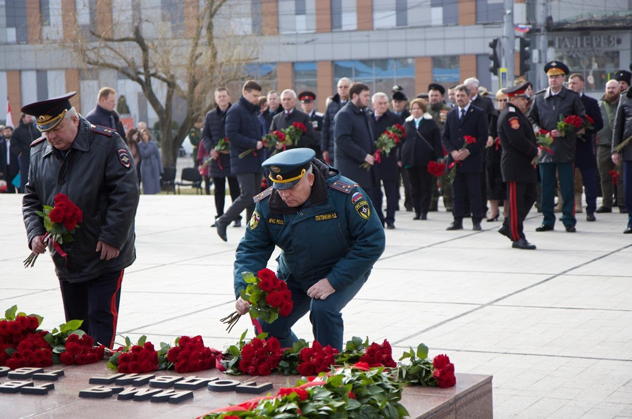 Руководство МЧС Краснодарского края приняло участие в церемонии возложения цветов к Вечному огню в Краснодаре