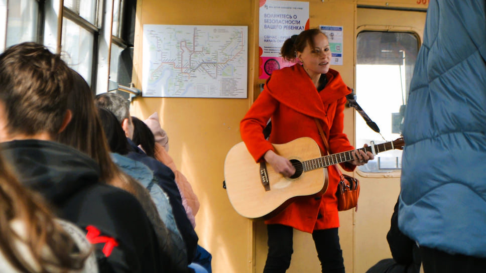 Музыканты пели в трамваях