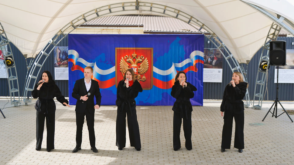 В Музейном дворике на ул. Красной выступили артисты из Ленинградского района