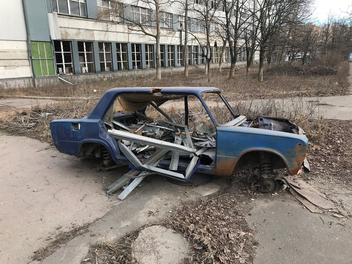 Автомобиль после обстрела на улице Донецка